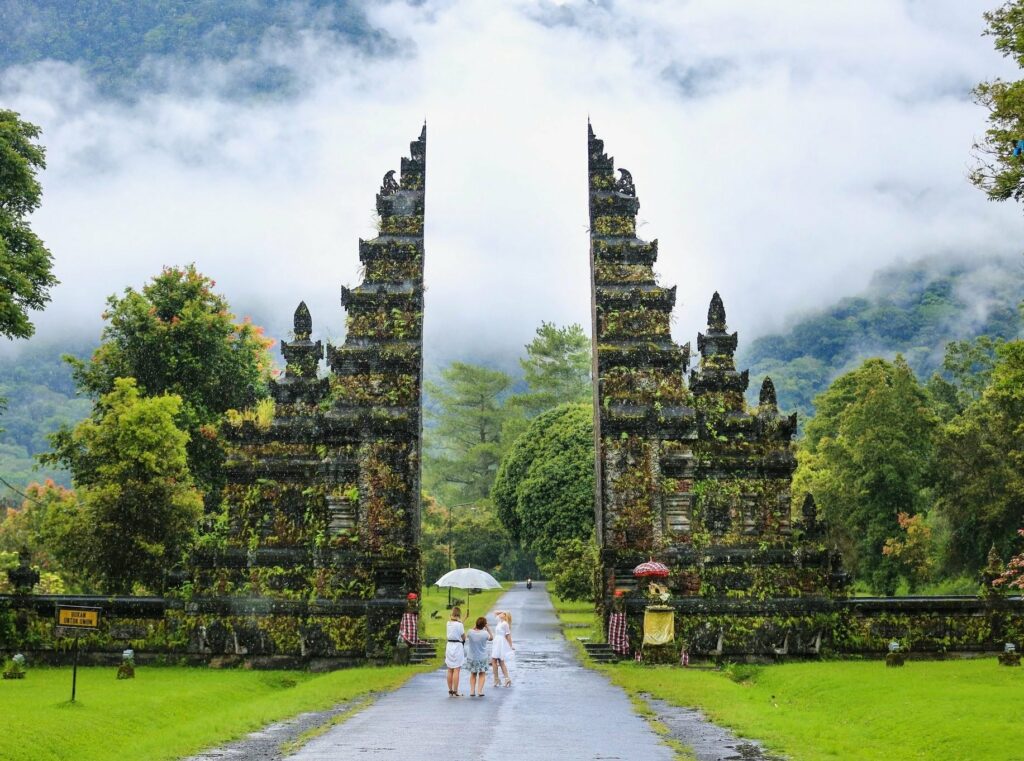 tour-bali-5n4d-Cong troi-Handara-Gate